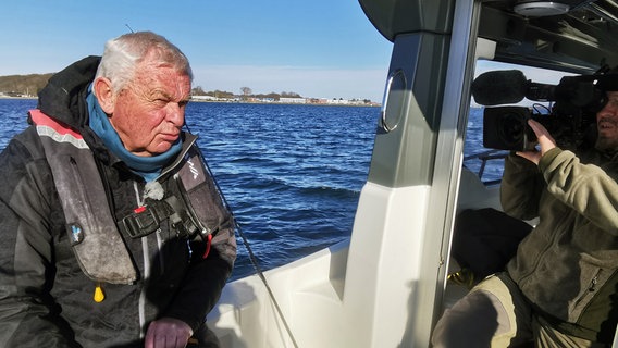 Zwei Tage Angeln und noch keine Meerforelle - NDR Angelexperte Horst Hennings stößt beim Bootsangeln auf der Eckernförder Bucht an seine Grenzen. © NDR/Heinz Galling 