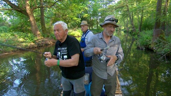 Im Dschungel des Spreewalds. Fischer Günter Brandt (Mitte) steuert die beiden NDR Angler Horst Hennings (links) und Heinz Galling (rechts) durch die schmalen Fließe rund um Lehde. © NDR 