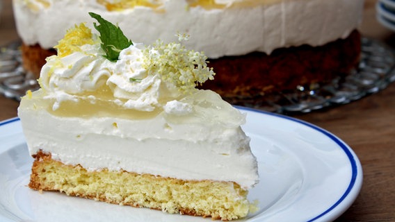 Elderflower tart served on a plate.  © NDR Photo: Florian Kruck