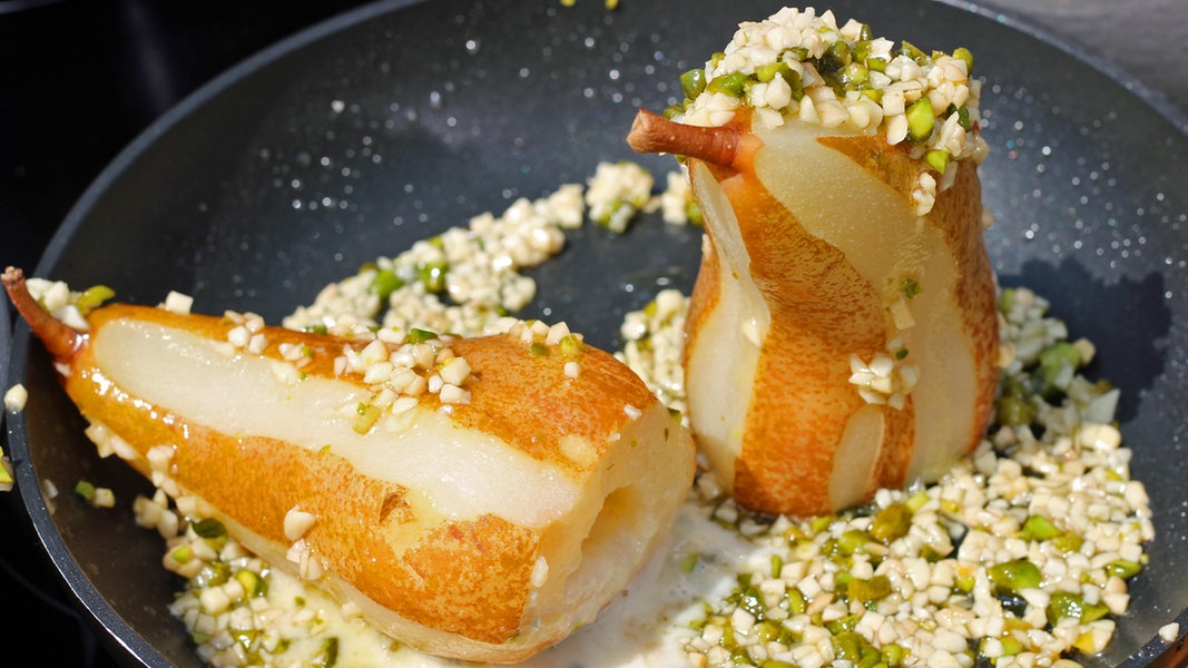 Pochierte Birnen mit Gorgonzola und Nüssen | NDR.de - Ratgeber - Kochen ...