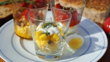 Drei Eiersalat-Variationen im Glas: Im Vordergrund mit Ananas, dahinter links mit Parmaschinken und Tomaten sowie auf der rechten Seite mit Paprika und Kapern. © NDR Foto: Florian Kruck