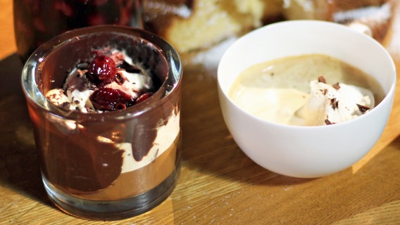 Schokobecher mit Kirschen, Kaffee und Vanille-Eis und Affogato al caffè (Espresso mit Vanille-Eis) © NDR Foto: Florian Kruck