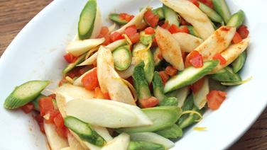 Gebratener grüner und weißer Spargel mit Tomaten auf einer Platte © NDR Foto: Florian Kruck