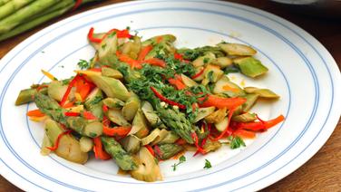 Gebratener grüner Spargel mit Paprika und Chili serviert. © NDR Foto: Florian Kruck