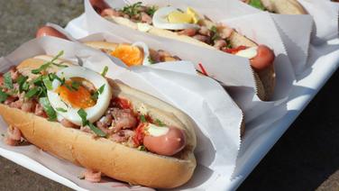 Hot Dogs mit Krabben und Ei auf einer Platte © NDR Foto: Florian Kruck