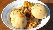 Zwei Kartoffelklöße mit Semmelbröseln in einem tiefen Teller. © NDR Foto: Florian Kruck