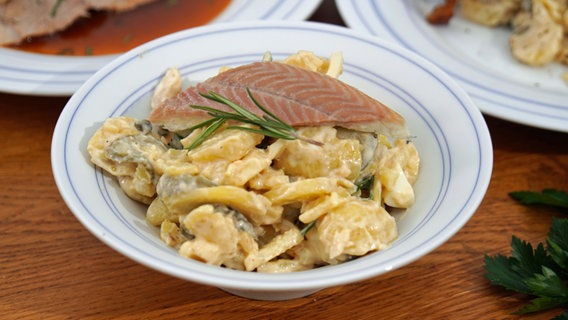 Geräucherter Aal auf Kartoffelsalat in einem tiefen Teller serviert. © NDR Foto: Florian Kruck