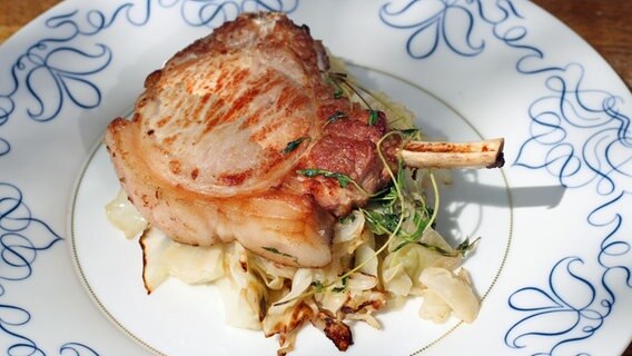 Schweinekotelett mit Spitzkohl auf einem Teller angerichtet © NDR Foto: Florian Kruck
