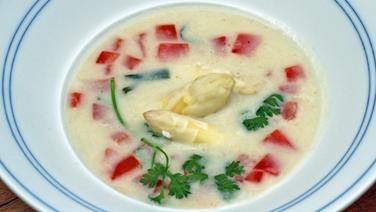Spargelcremesuppe mit Tomatenwürfeln in einem tiefen Teller serviert. © NDR Foto: Florian Kruck