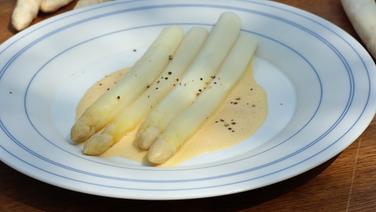 Weißer Spargel mit einer Sauce Hollandaise serviert. © NDR Foto: Florian Kruck