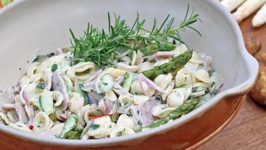Pasta salad with green and white asparagus, served in a cup.  © NDR Photo: Florian Kruck