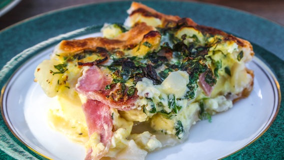 Ein Stück Spargel-Quiche auf einem Teller serviert. © NDR Foto: Florian Kruck