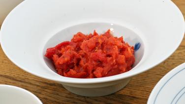 Paprika-Tomaten-Pesto in einer tiefen Schale serviert. © NDR Foto: Florian Kruck
