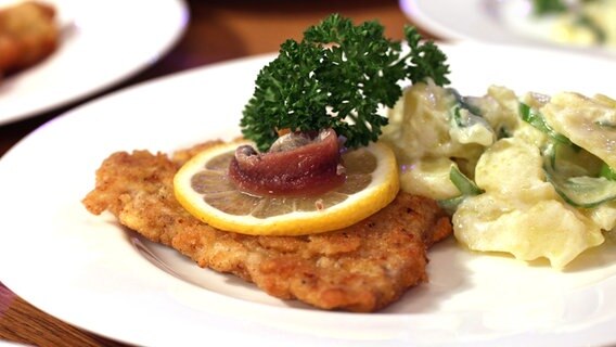 Wiener Schitzel mit Kartoffelsalat © NDR Foto: Florian Kruck