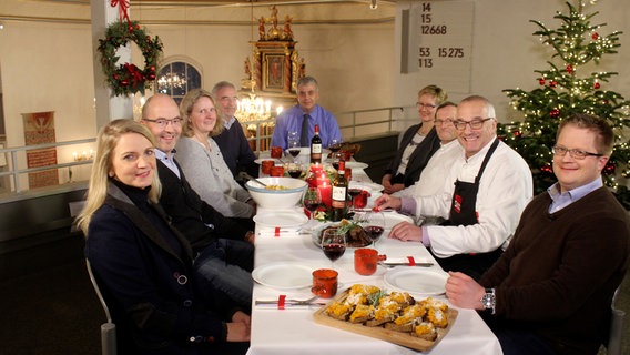 Rainer Sass mit Pastor Sven Kahrs (r.) und Vorstandsmitgliedern der Ev.-Luth. Kirchengemeinde Sittensen. © NDR/dmfilm/ Foto: Florian Kruck