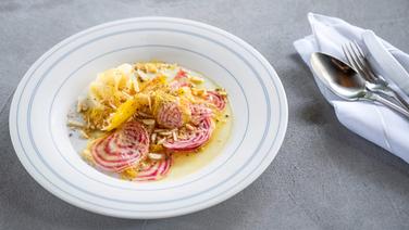 Gemüsesalat mit Kohlrabi und zweierlei Bete auf einem Teller serviert. © NDR Foto: Frank von Wieding