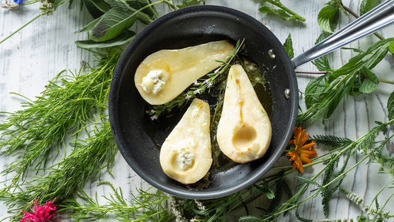 Geschmorte Birnen mit Ziegenkäse in einer Pfanne. © NDR Foto: Frank von Wieding