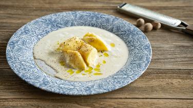 Gnocchi mit Sahnesoße auf einem Teller serviert. © NDR Foto: Frank von Wieding