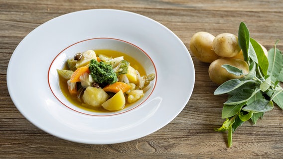 Kartoffelgulasch mit Petersilien-Pesto auf einem Teller serviert. © NDR Foto: Frank von Wieding