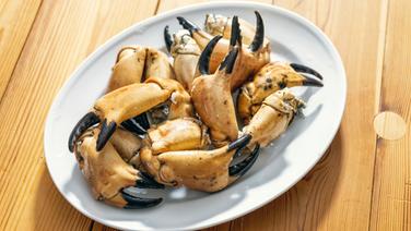 Knife (edible crab claws) on a plate.  © NDR Photo: Frank von Wieding