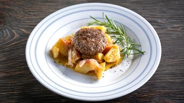 Venison meatballs with apple compote served on a plate.  © NDR Photo: Frank von Wieding