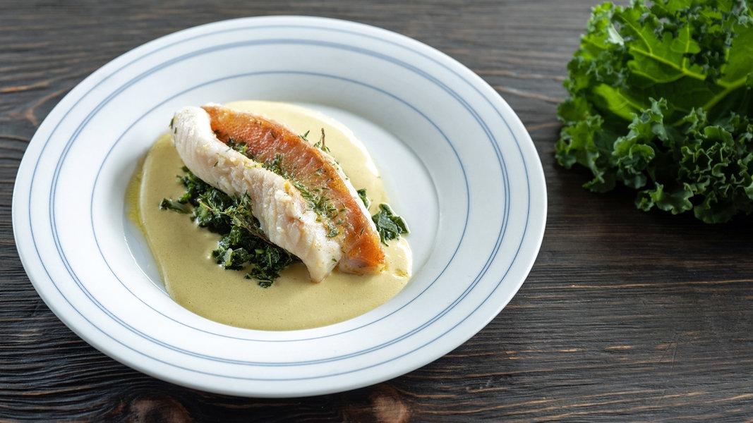 Grünkohl mit Rotbarsch und Senfsoße | NDR.de - Ratgeber - Kochen - Rezepte