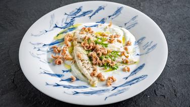 Fille Plaice with shrimp on a serving plate.  © NDR Photo: Frank von Wieding