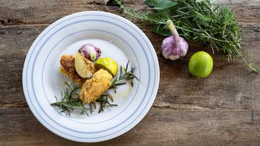Schweinefilet mit Limetten und Knoblauch auf einem Teller serviert. © NDR Foto: Frank von Wieding