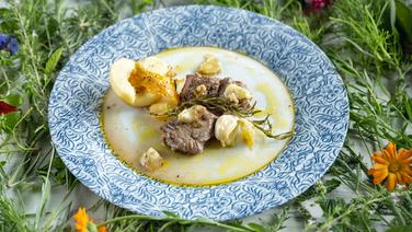 Rückenfilet von der Ziege mit Apfel und Ziegenkäse auf einem Teller serviert. © NDR Foto: Frank von Wieding