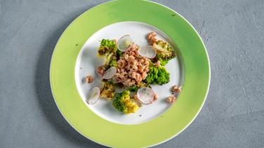 Gebratener Romanesco mit Nordseekrabben auf einem Teller serviert. © NDR Foto: Frank von Wieding