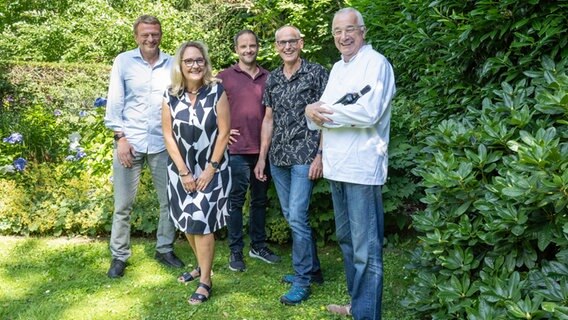 Rainer Sass mit Koch Wolfgang Pade und den Forellenteich-Pächtern Marcel Bödecker und Andrea und Klaus Plaumann. © NDR/Casei Media GmbH Foto: Frank von Wieding