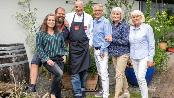 v.l.n.r.: Marion Conradi, Hinderk Conradi (Hummerfischer), Rainer Sass, Michael Ditzer (Fischhändler), Andrea Ditzer, Helga Feuerbach © NDR/casei media GmbH/Frank von Wieding 