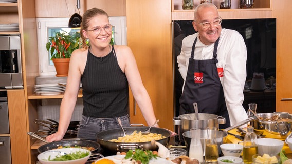 Lene Burfeindt, Landwirtin, und Rainer Sass © NDR/Casei Media GmbH/Frank von Wieding 