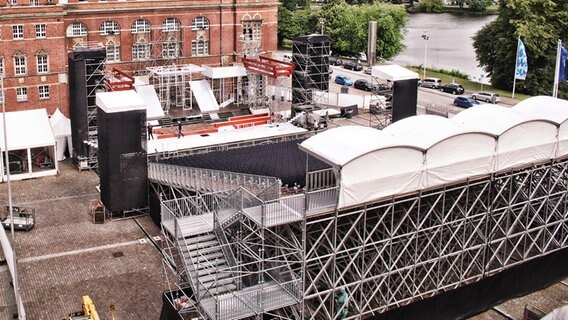 Auf dem Kieler Rathausplatz wird eine Open-Air-Bühne aufgebaut. © Theater Kiel Foto: Olaf Struck
