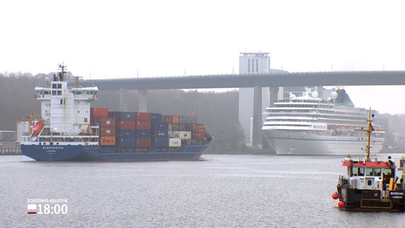 Schiffe fahren unter der Holtenauer Brücke auf dem Nord-Ostsee-Kanal. © NDR 