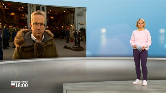 Reporter Andreas Schmidt ist zugeschaltet ins Fernsehstudio zu Moderatorin Marie Luise Bram. © NDR 