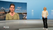 Dorothea Kater, Schulpsychologin, ist zugeschalten ins Sendestudio des NDR während der Schleswig-Holstein 18 Uhr Sendung mit der Moderatorin Marie-Luise Bram. © NDR 