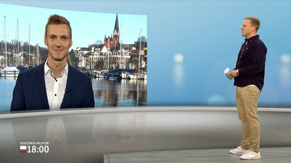 Björn Meyer von der IHK Flensburg ist ins Fernsehsendestudio zum Moderator Henrik Hanses für ein Gespräch zugeschaltet. © NDR 