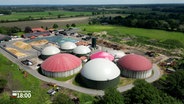 Eine Drohnenaufnahme zeigt eine große Biogasanlage in Klein Offenseth-Sparrieshoop. © NDR 