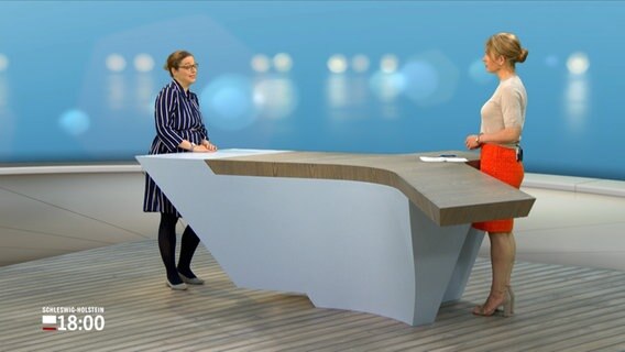 Zwei Frauen stehen im Studio von NDR Schleswig-Holstein. NDR Moderatorin Eva Diederich interviewt Antje Geiken, die Leiterin der Jugendzahnmedizin im UKSH, zum Thema Kreidezähne. © NDR Foto: NDR Screenshots