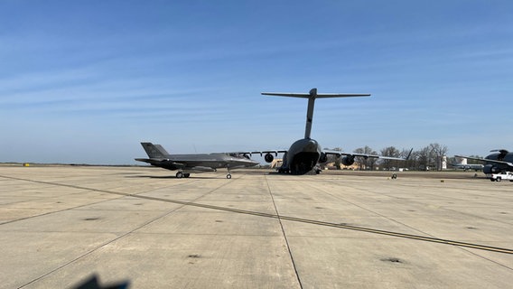 Zwei Militär-Flugzeuge stehen auf einem Rollfeld © NDR Foto: Jörg Jacobsen