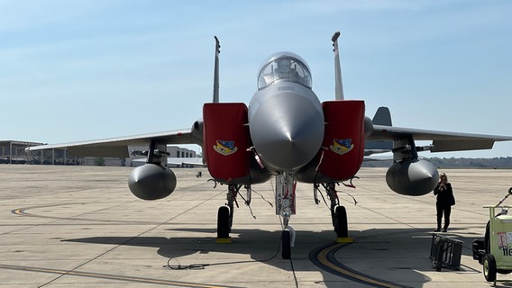 Ein Militärflugzeug steht auf einem Rollfeld © NDR Foto: Jörg Jacobsen