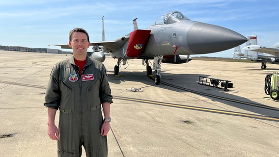 BundeswehrA man poses in front of a fighter plane © NDR Photo: Jörg Jacobsen