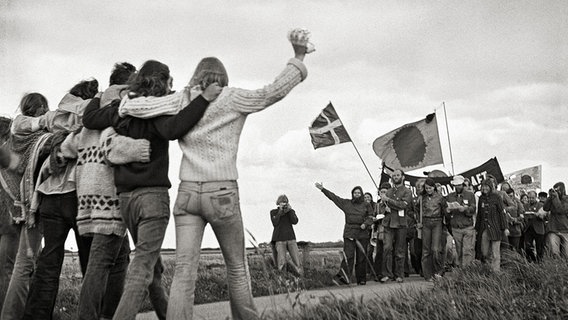 Deutsche und Dänsiche Atomkraftgegner treffen sich 1977 bei einer gemeinsamen Demonstration. © Hinrich Schultze 1977 