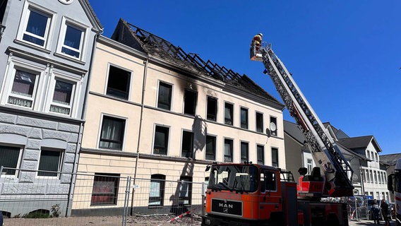 Brandermittler beginnen mit ihren Ermittlungen nach dem Brand in Flensburg © NDR Foto: Jörn Zahlmann