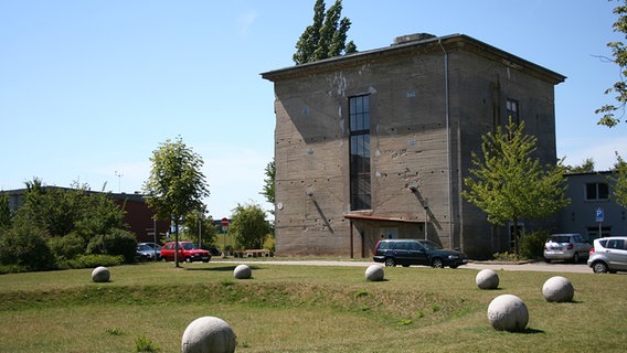 Ein zum Museum und Café umgebauter Bunker auf dem Geländer der Fachhochschule Kiel © NDR 