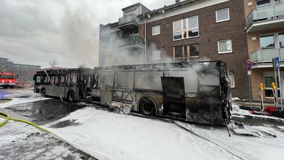 Ein ausgebrannter Linienbus steht auf einer Straße. © Daniel Friederichs Foto: Daniel Friederichs