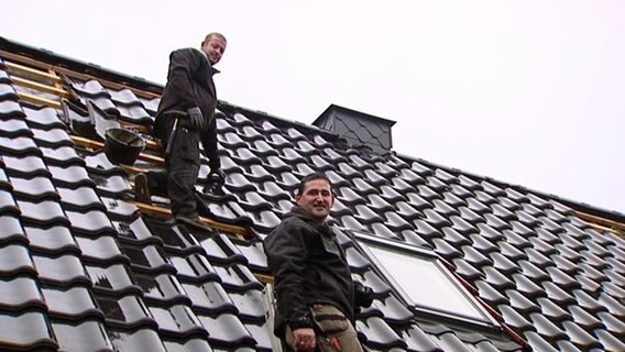 Zwei Dachdecker bei der Arbeit © NDR 