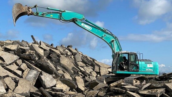 Ein Bagger neben einigen Bruchstücken aus Beton © LKN Foto: Wolf Paarmann