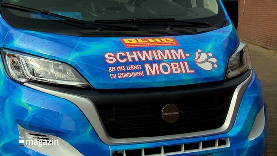 Ein Kleinbus trägt die Aufschrift "DLRG Schwimm-Mobil" auf der Haube. © NDR 